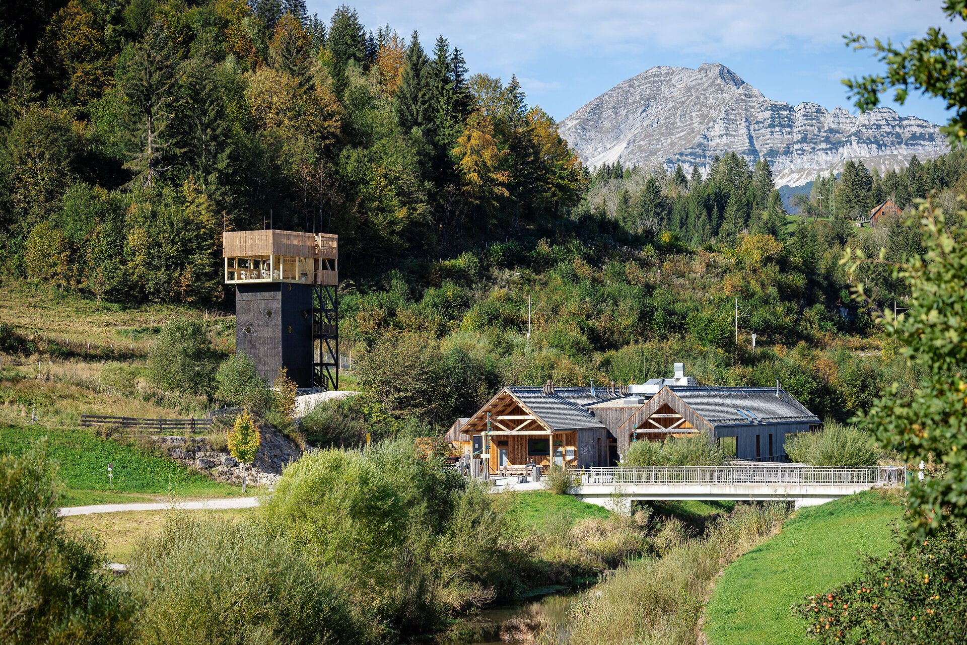 Umgeben von majestätischen Bergen und üppigem Grün, lädt die idyllische Landschaft zu unvergesslichen Erlebnissen in der Natur ein. Der Ötscher-Turm bietet atemberaubende Ausblicke auf die umliegenden Täler und Wälder, während die frische Bergluft die Sinne belebt. Hier wird der Sommer in den Bergen zum wahren Paradies der Blicke.