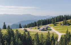 Panoramaaufnahme von umliegenden Bergen auf der Alm Siebenhütten bei Göstling an der Ybbs.
