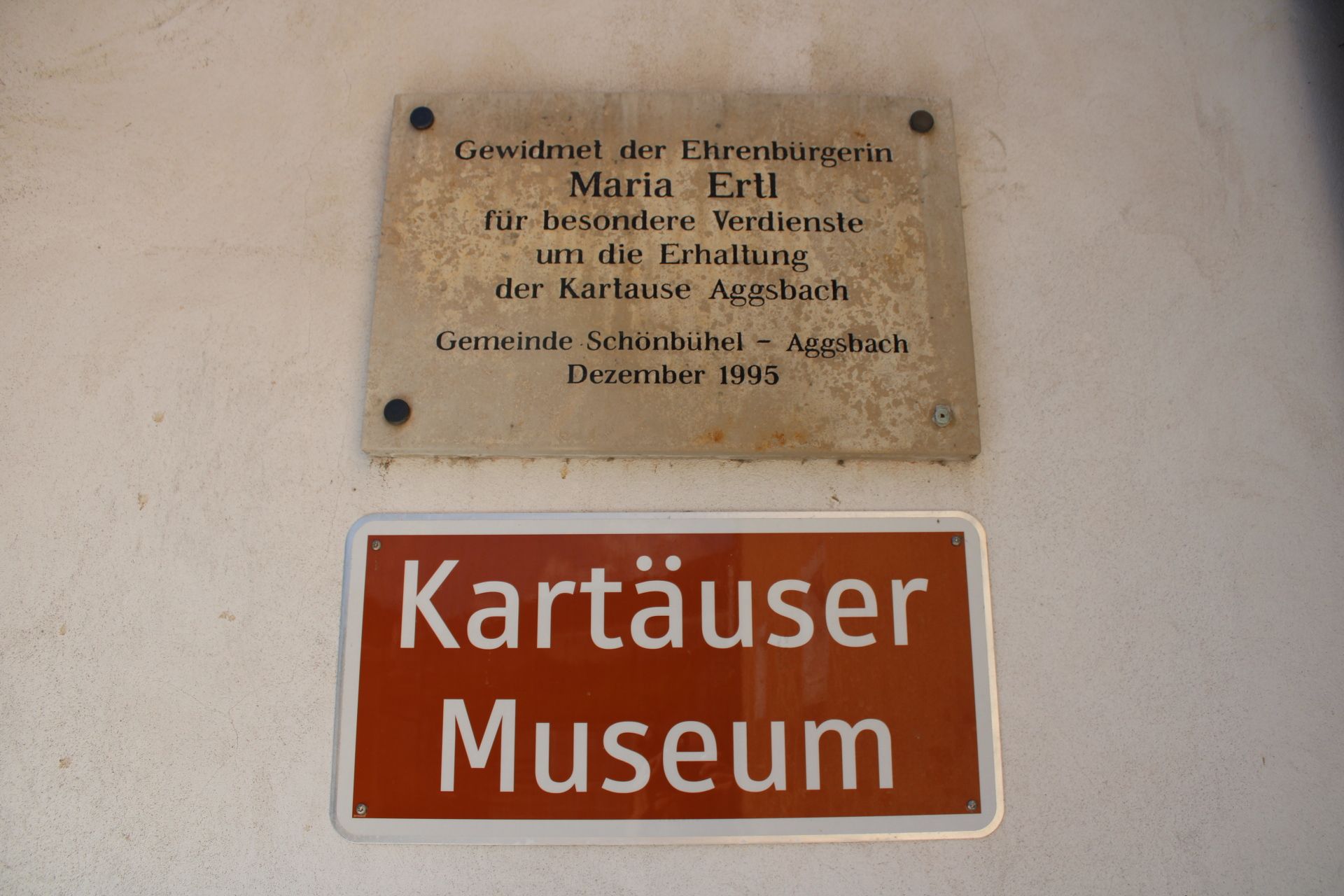 Gedenktafel und Schild für das Kartäuser Museum in Aggsbach.