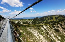 Die atemberaubende Aussicht von der Skytour auf dem Hochkar lässt das Herz eines jeden Naturfreundes höher schlagen. Umgeben von majestätischen Bergen und saftig grünen Wiesen, bietet dieser Ort eine perfekte Kulisse für unvergessliche Familienabenteuer. Hier wird der Sommer in den Bergen zum Erlebnis für Groß und Klein.