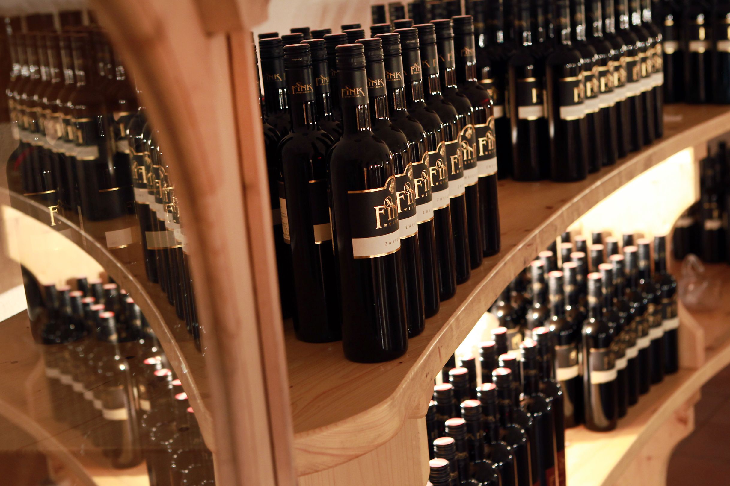 Regale mit Weinflaschen im Weingut Fink.