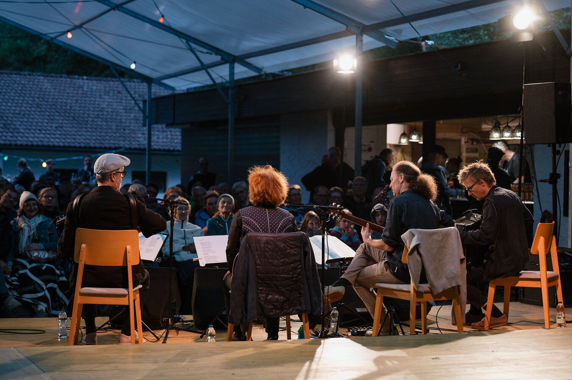 Kabane 13 bei ihrem Auftritt bei den Gipfelklängen.
Die vier Künstler und Künstlerinnen begeistern mit Gesang, Gitarre und Schrammelharmonika – volksnahe Musik in einzigartiger Bergkulisse.