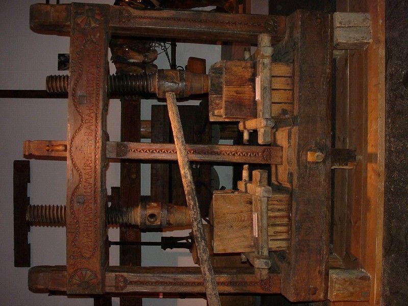 Alte hölzerne Mostpresse im Museum ausgestellt.