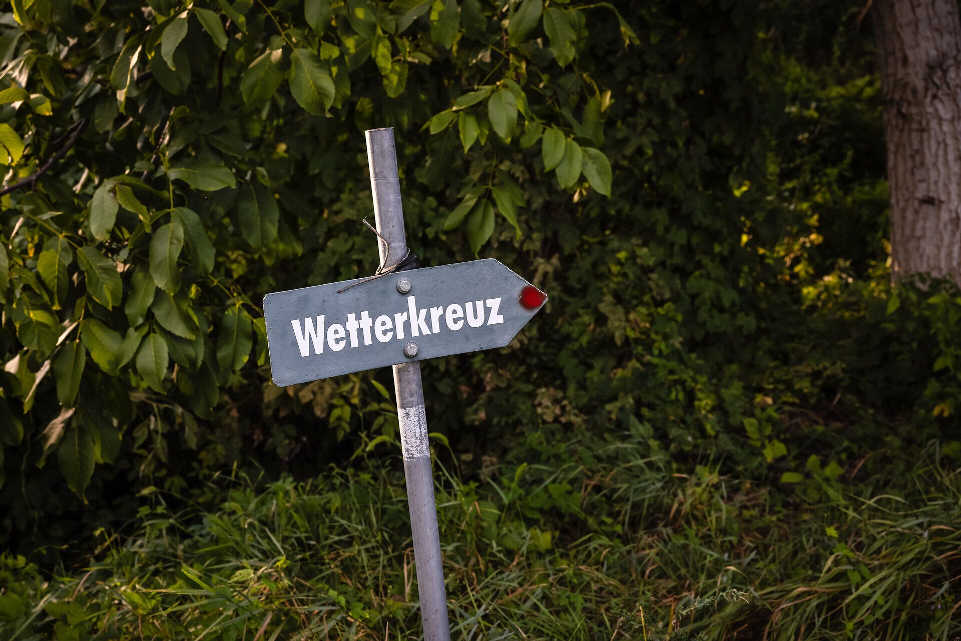 Wegweiser aus Metall mit dem Schriftzug Wetterkreuz zeigt nach rechts