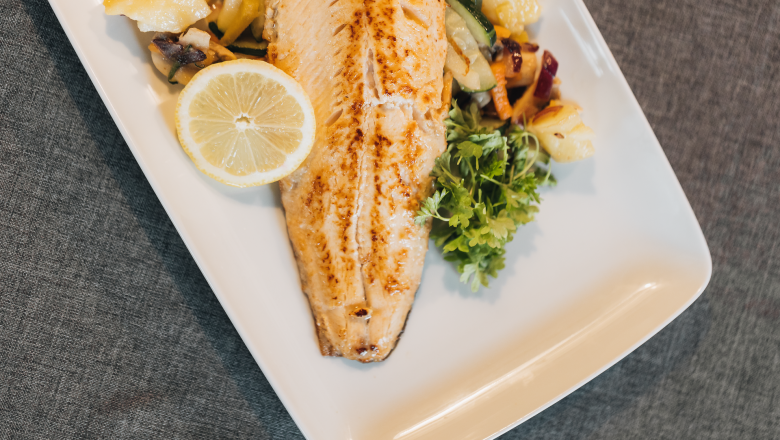 Ein k&ouml;stliches Saiblingsfilet, perfekt gegrillt und begleitet von frischem, hausgemachtem Gem&uuml;se, l&auml;dt zu einem genussvollen Erlebnis ein. Die harmonische Kombination aus Aromen und die liebevolle Pr&auml;sentation versprechen einen unvergesslichen Gaumenschmaus inmitten der idyllischen Landschaft des Mostviertels.