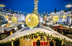 Der Adventmarkt erstrahlt in festlichem Glanz, während funkelnde Lichter die winterliche Atmosphäre verzaubern. Besucher schlendern zwischen liebevoll dekorierten Ständen, die köstliche Leckereien und handgefertigte Geschenke anbieten. Die kalte Luft ist erfüllt von dem Duft frisch gebrannter Mandeln und Glühwein, was die Vorfreude auf das bevorstehende Fest noch verstärkt.
