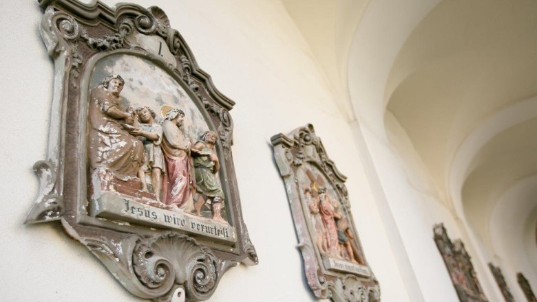 Reliefs an einer Kirchenwand mit religiösen Szenen.
