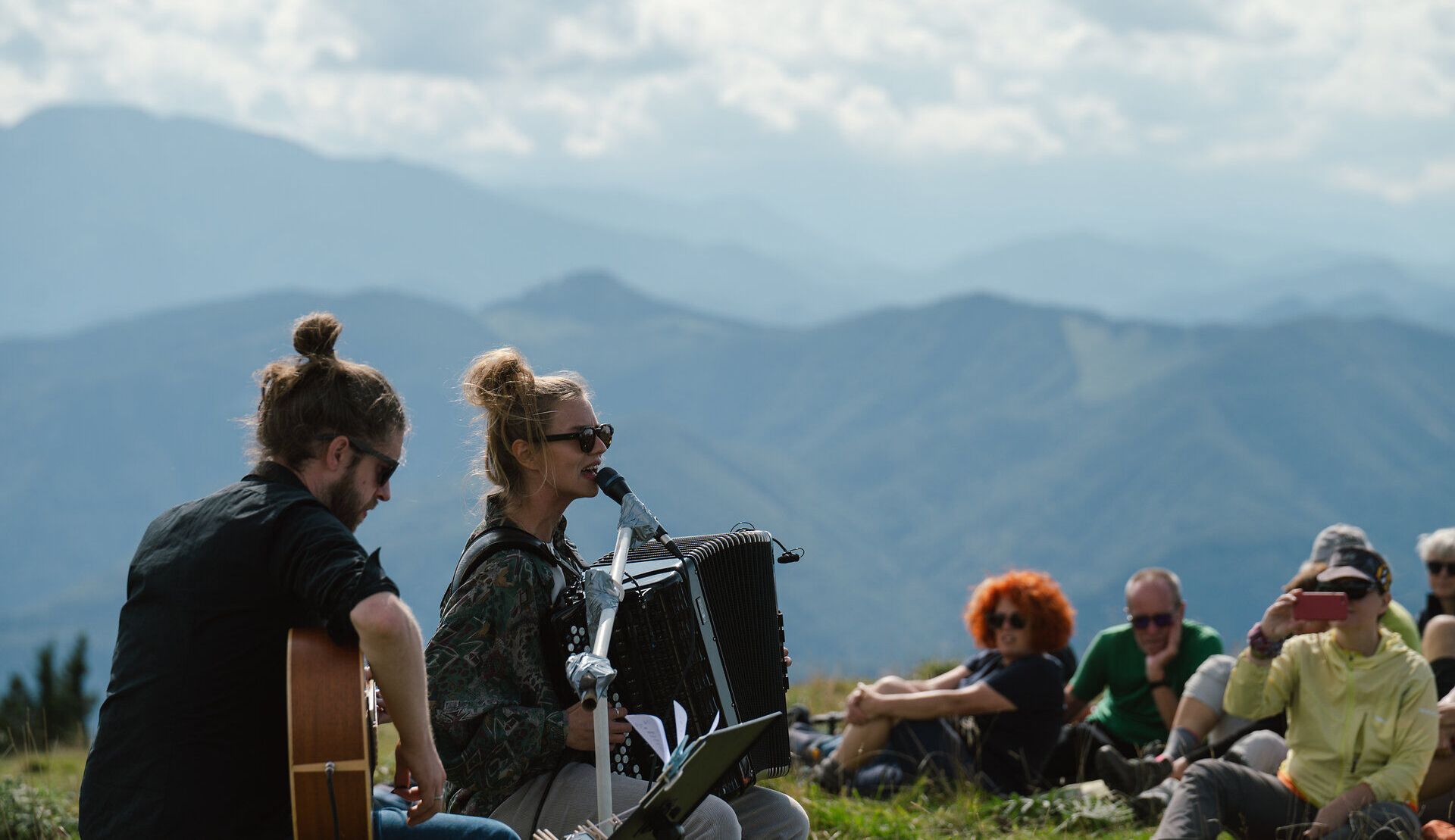 Konzert von Maola am 13. September 2025 auf der Reisalpe.
Am Gipfel der Reisalpe erleben Besucherinnen und Besucher ein stimmungsvolles Konzert mit Blick über die Ybbstaler Alpen.