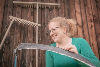 Julia grinding the scythe, &copy; Einkehrhof Poggau