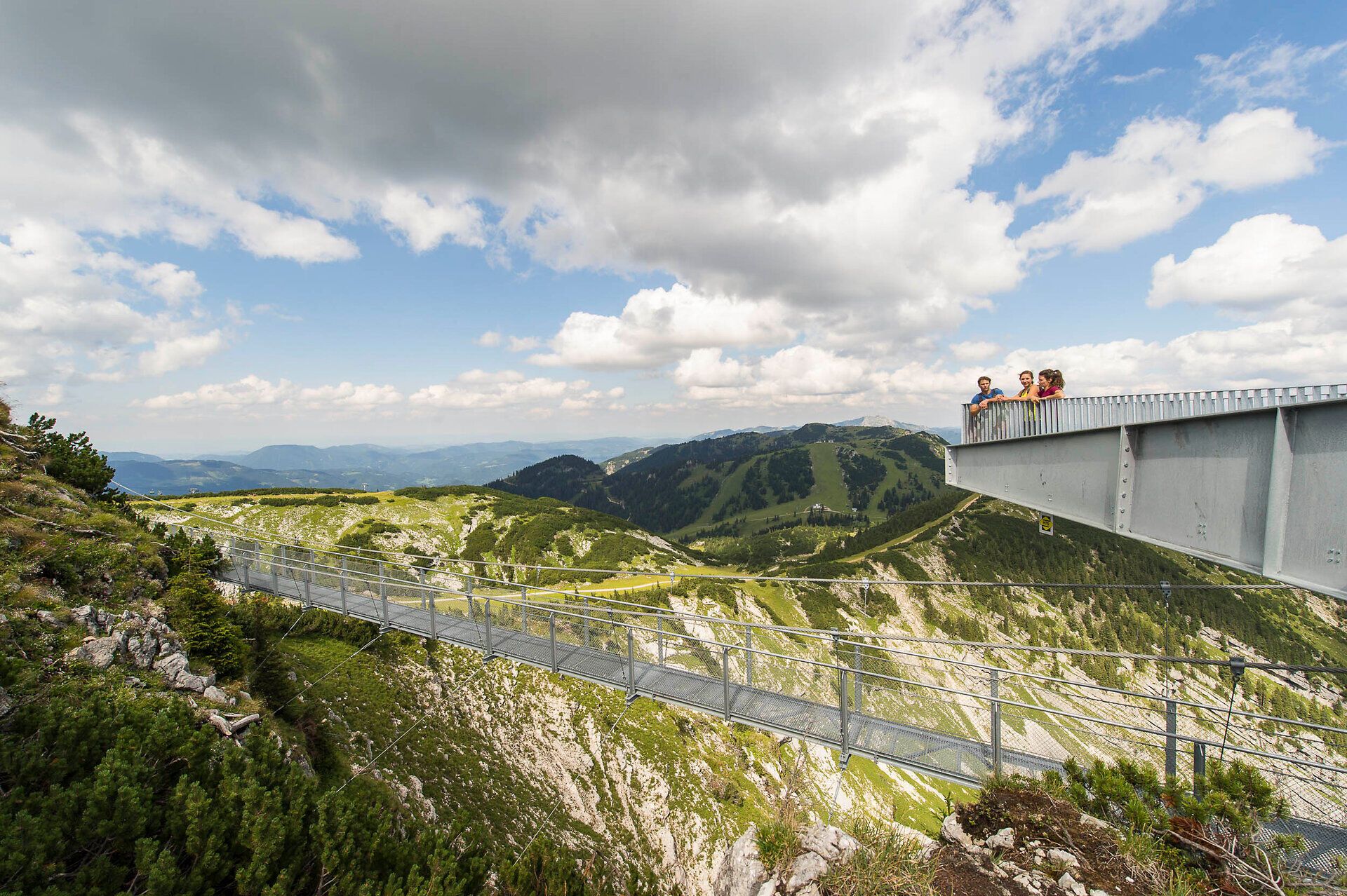 Die beeindruckende Skytour bietet atemberaubende Ausblicke auf die umliegenden Berge und Täler. Hier, hoch oben in der Natur, spüren Besucher die frische Bergluft und die Freiheit der alpinen Landschaft. Ein unvergessliches Erlebnis für alle, die die Schönheit der Berge entdecken möchten.