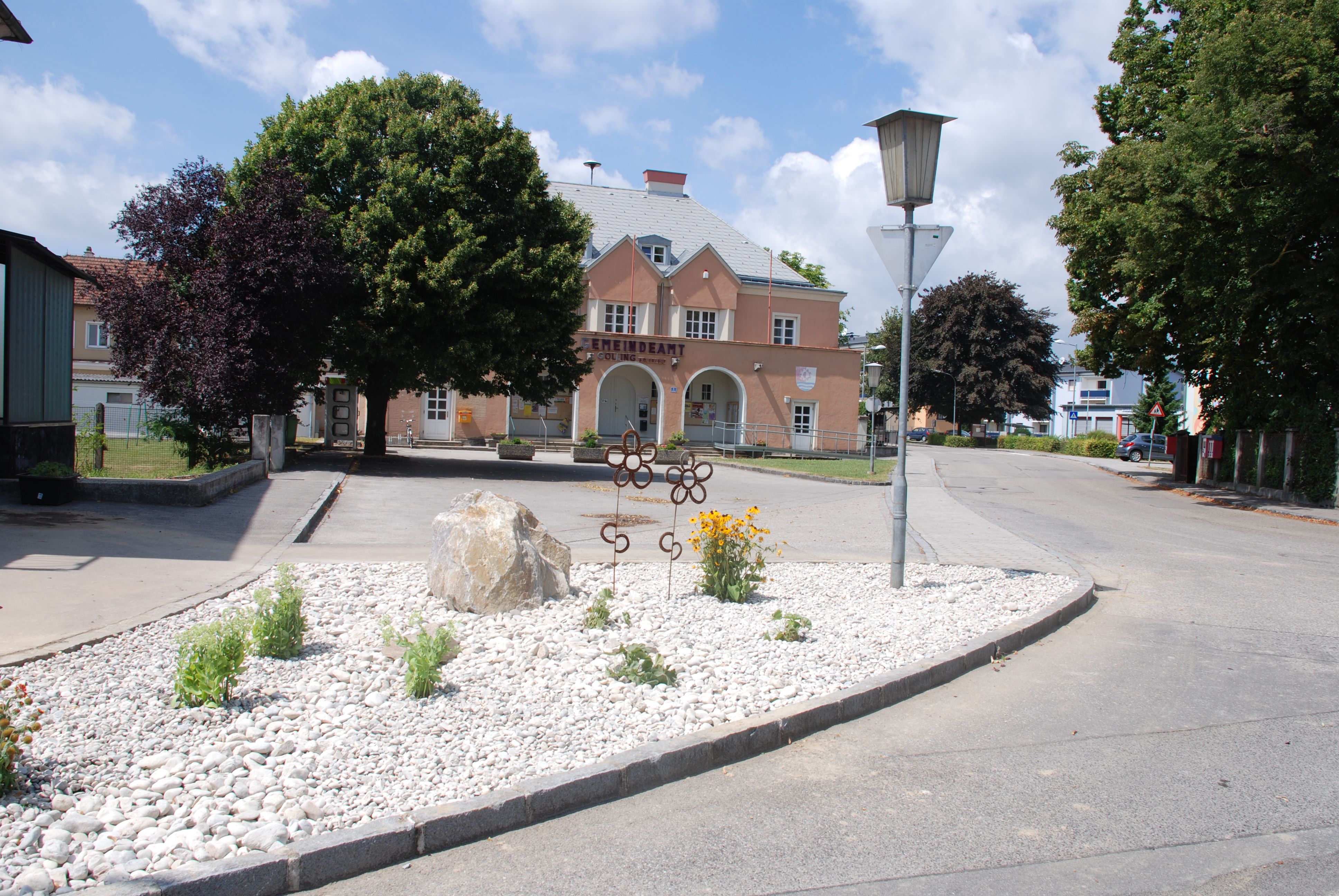 Gemeindeamt von Golling an der Erlauf mit Blumenbeet im Vordergrund.