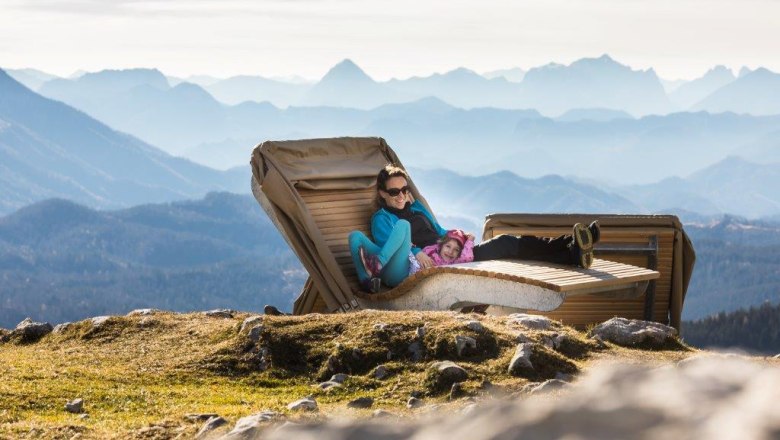 Alpine Relaxliegen laden zum Entspannen ein, © Bergbahnen Mitterbach