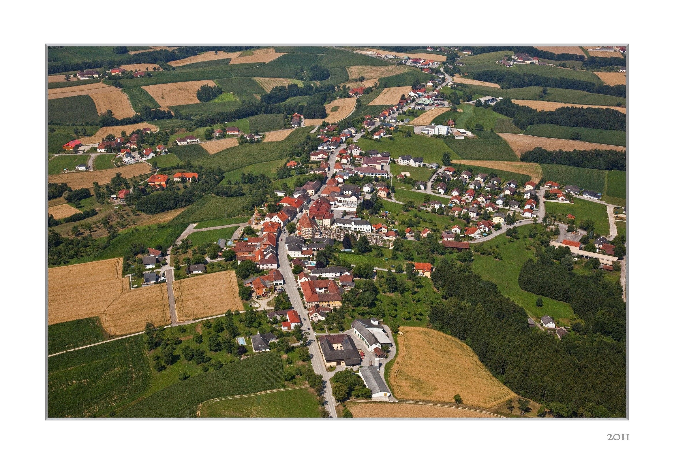Luftaufnahme der Gemeinde Strengberg mit Feldern und Häusern.