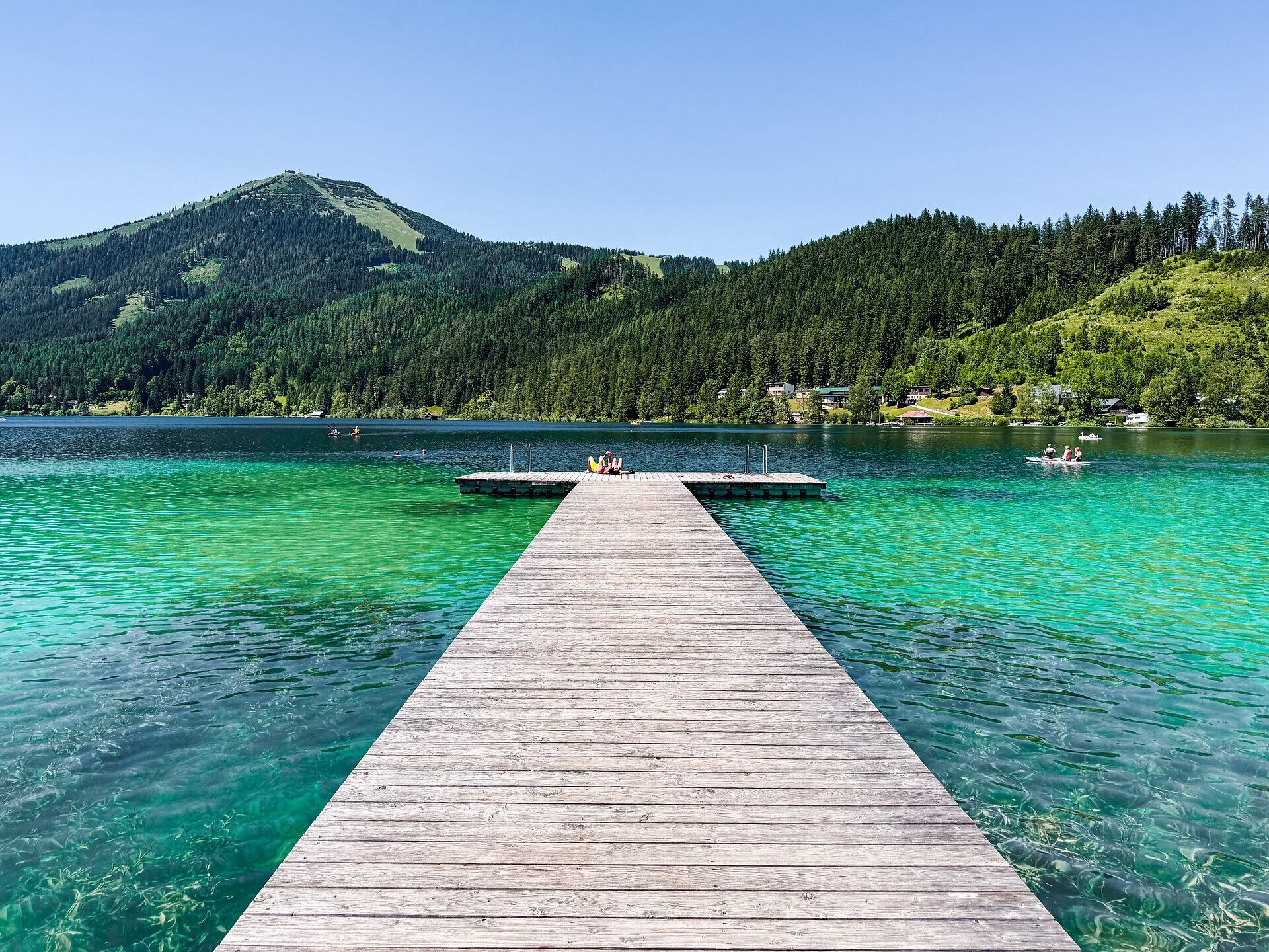 Steg am Erlaufsee mit zwei liegenden Personen am Ende des Stegs