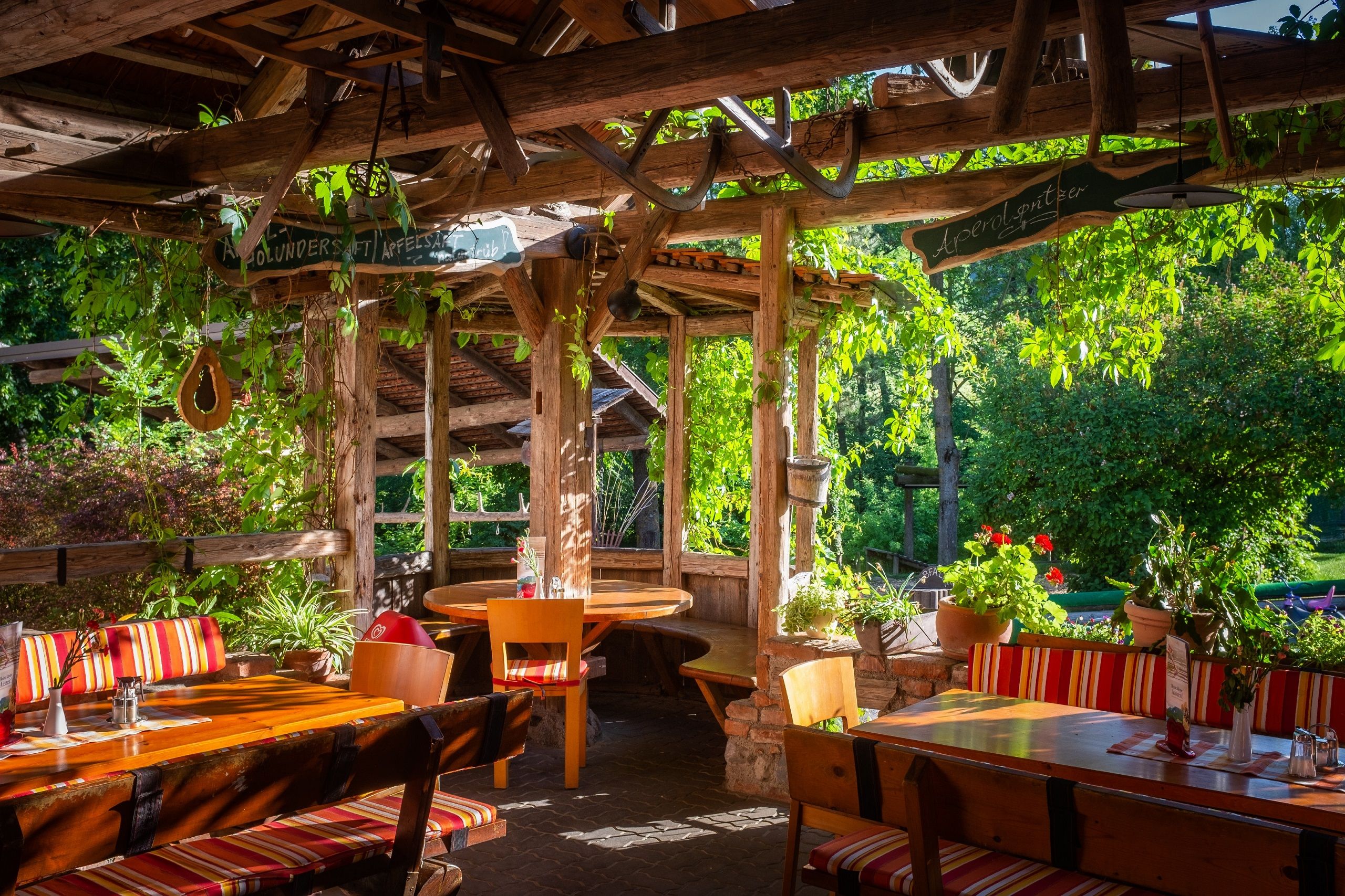 Sonniger Gastgarten im Grünen mit einladender Atmosphäre