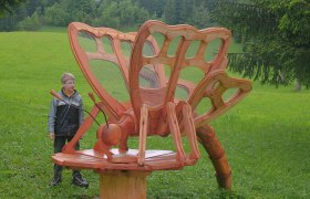 Ein großer Holz-Schmetterling bringt die Kleinen zum Staunen, © zVg Tourismusverein Göstlinger Alpen