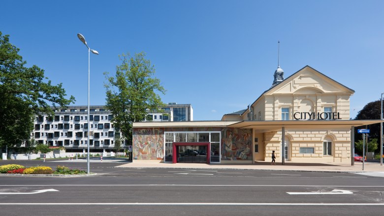 Au&szlig;enansicht des Cityhotel D & C mit modernem und historischem Geb&auml;udeteil.
