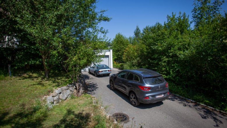 Driveway to the accommodation, &copy; itjproductions