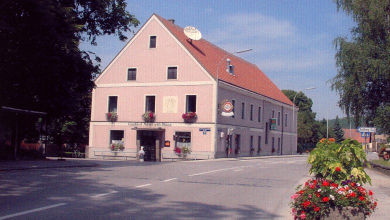 Gasthof Zu den Linden, © Haas-Neuwirth Ein traditionelles Gasthaus an einer Straßenecke mit Blumen geschmückt.