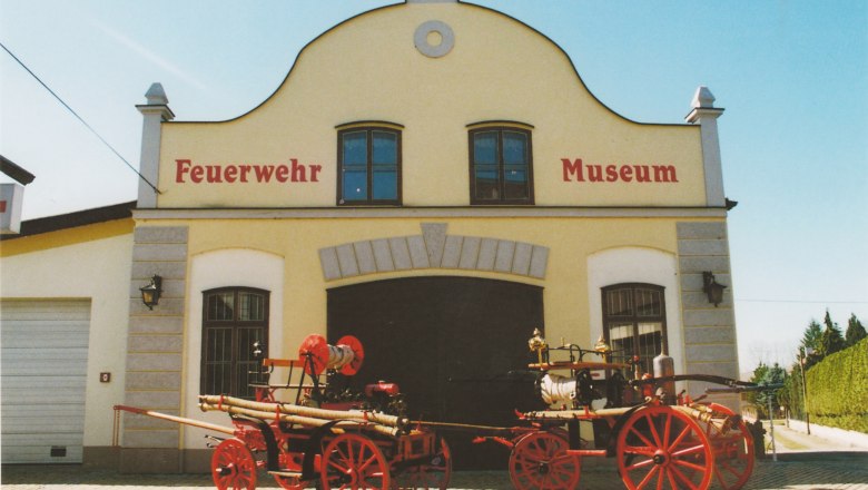 Historische Feuerwehrwagen vor dem Feuerwehrmuseum St. Leonhard am Forst.