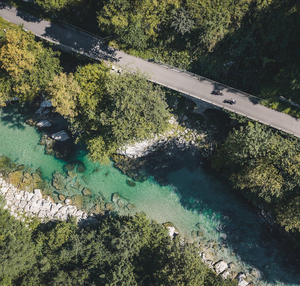 Zwei Radfahrer am Ybbstalradweg neben dem Fluss