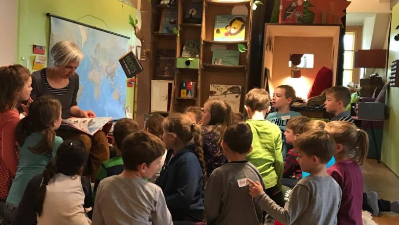 Vorlesen im Rahmen der Mitmachausstelung "Versteckt", &copy; Kinderbuchhaus