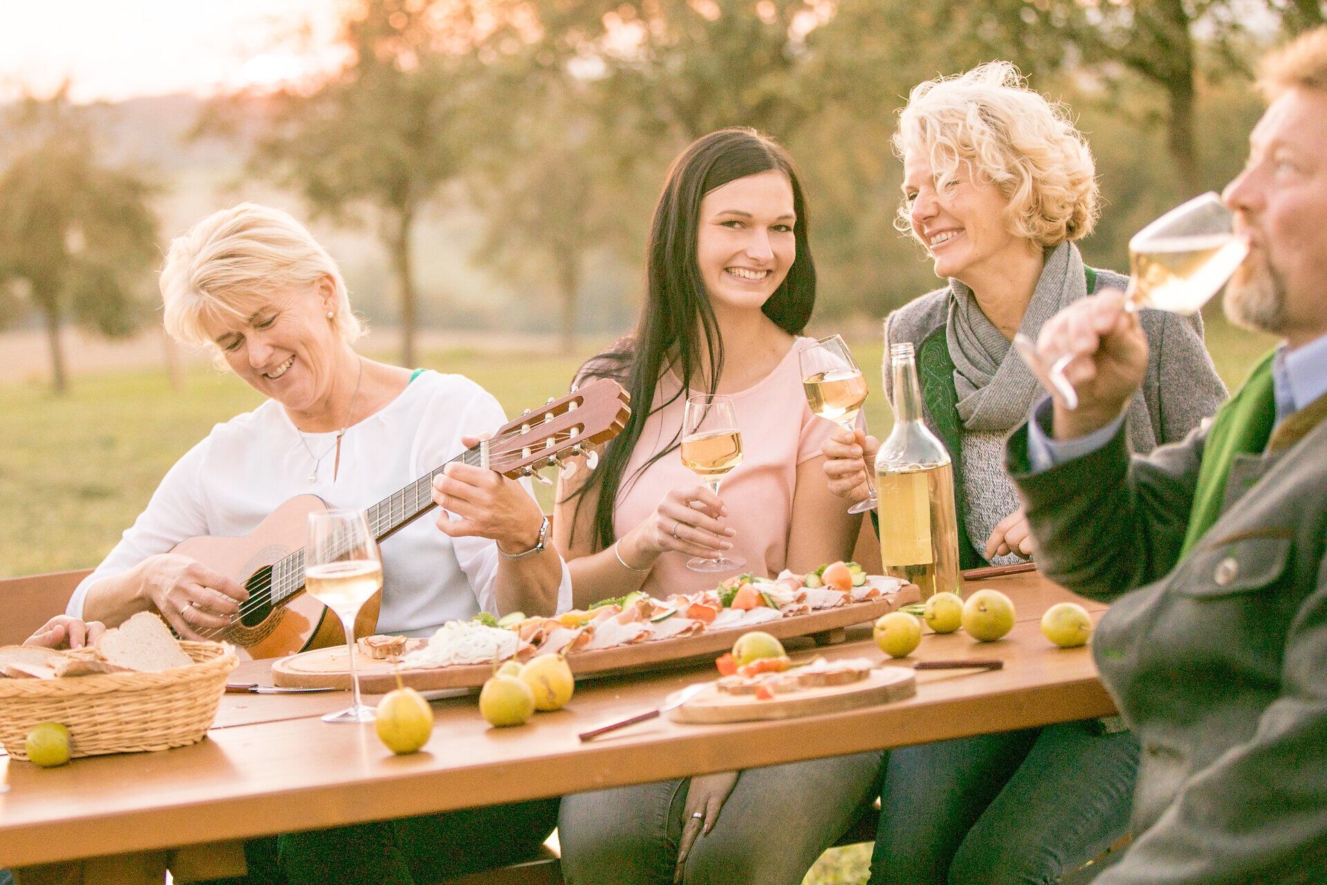 Genießen Sie die herbstliche Atmosphäre bei einem geselligen Treffen im Freien, umgeben von saftigen Birnen und köstlichem Most. Die harmonische Melodie einer Gitarre und das Lachen der Freunde schaffen unvergessliche Erinnerungen in dieser kulinarischen Oase.