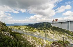 Die beeindruckende Skytour bietet atemberaubende Ausblicke auf die umliegenden Berge und Täler. Hier, hoch oben in der Natur, spüren Besucher die frische Bergluft und die Freiheit der alpinen Landschaft. Ein unvergessliches Erlebnis für alle, die die Schönheit der Berge entdecken möchten.