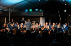 Auftaktveranstaltung am Freitag, 12. September 2025 in Hohenberg.
Cornelius Obonya, Melissa Coleman, Peter Havlicek und Frederic Alvarado-Dupuy treten gemeinsam mit dem Musikverein Hohenberg auf – eine Verbindung aus Schauspiel, Musik und Kultur.