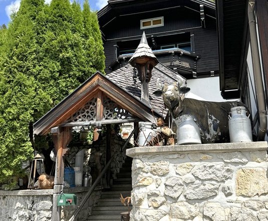 Zugang zu dem Ferienhaus, das aus Steinen erbaut wurde.