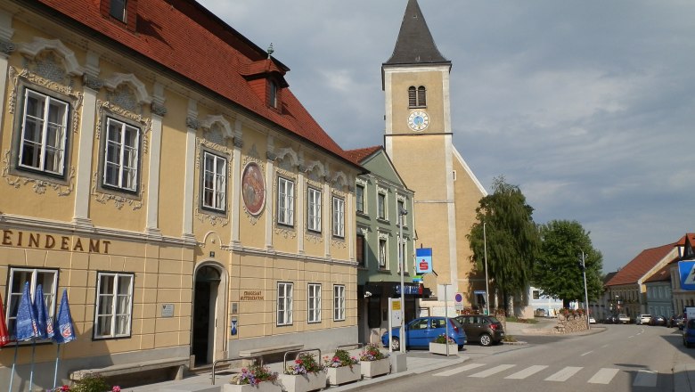 Straße in Strengberg mit Gemeindeamt und Kirche.