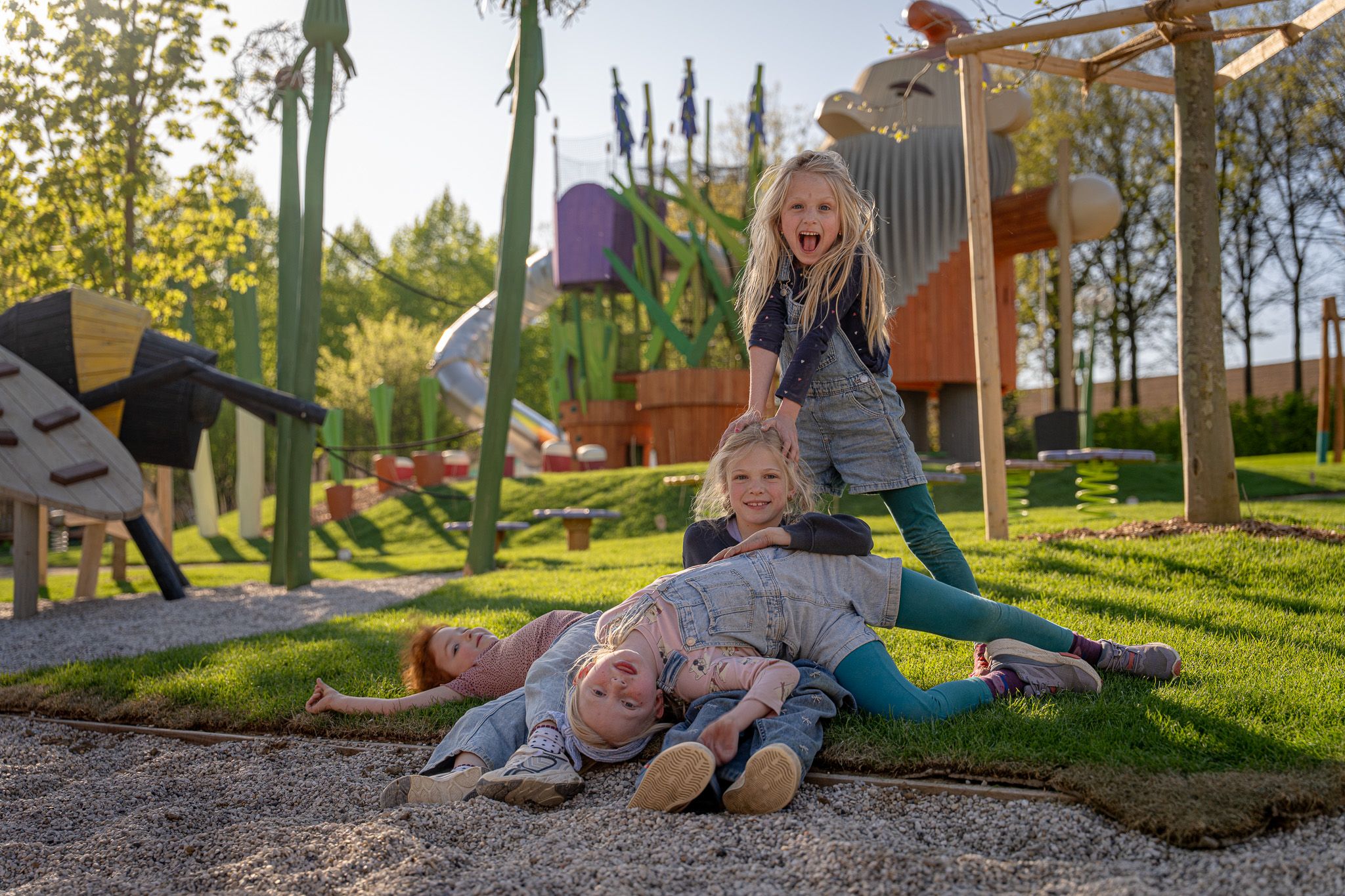 Kinder spielen fröhlich auf einem Spielplatz.