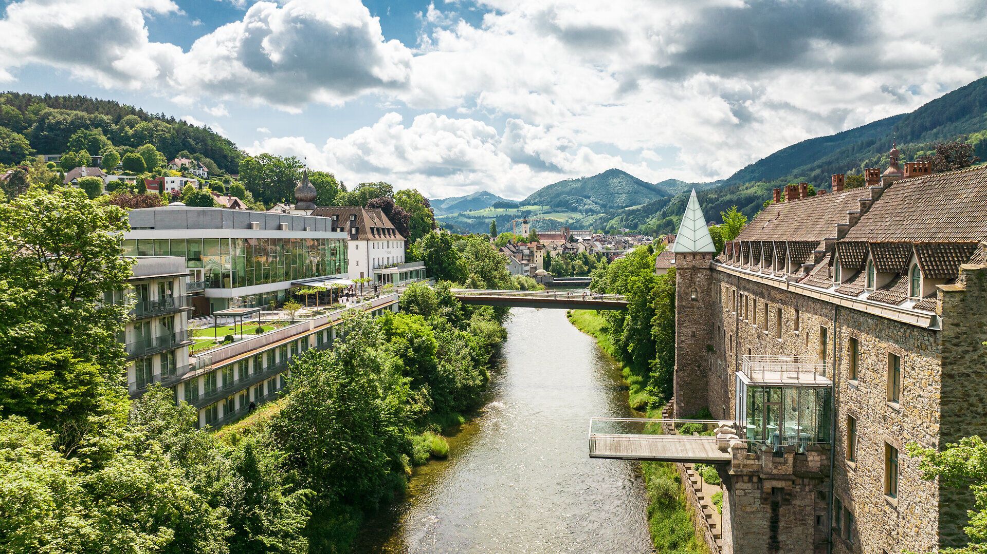Umgeben von üppigem Grün und sanften Hügeln strahlen das Schloss Rothschild und das Hotel "Schloss an der Eisenstraße" eine majestätische Ruhe aus. Der Fluss schlängelt sich malerisch durch die Landschaft und lädt zu erholsamen Spaziergängen ein. Hier vereinen sich Geschichte und Natur zu einem unvergesslichen Erlebnis.
