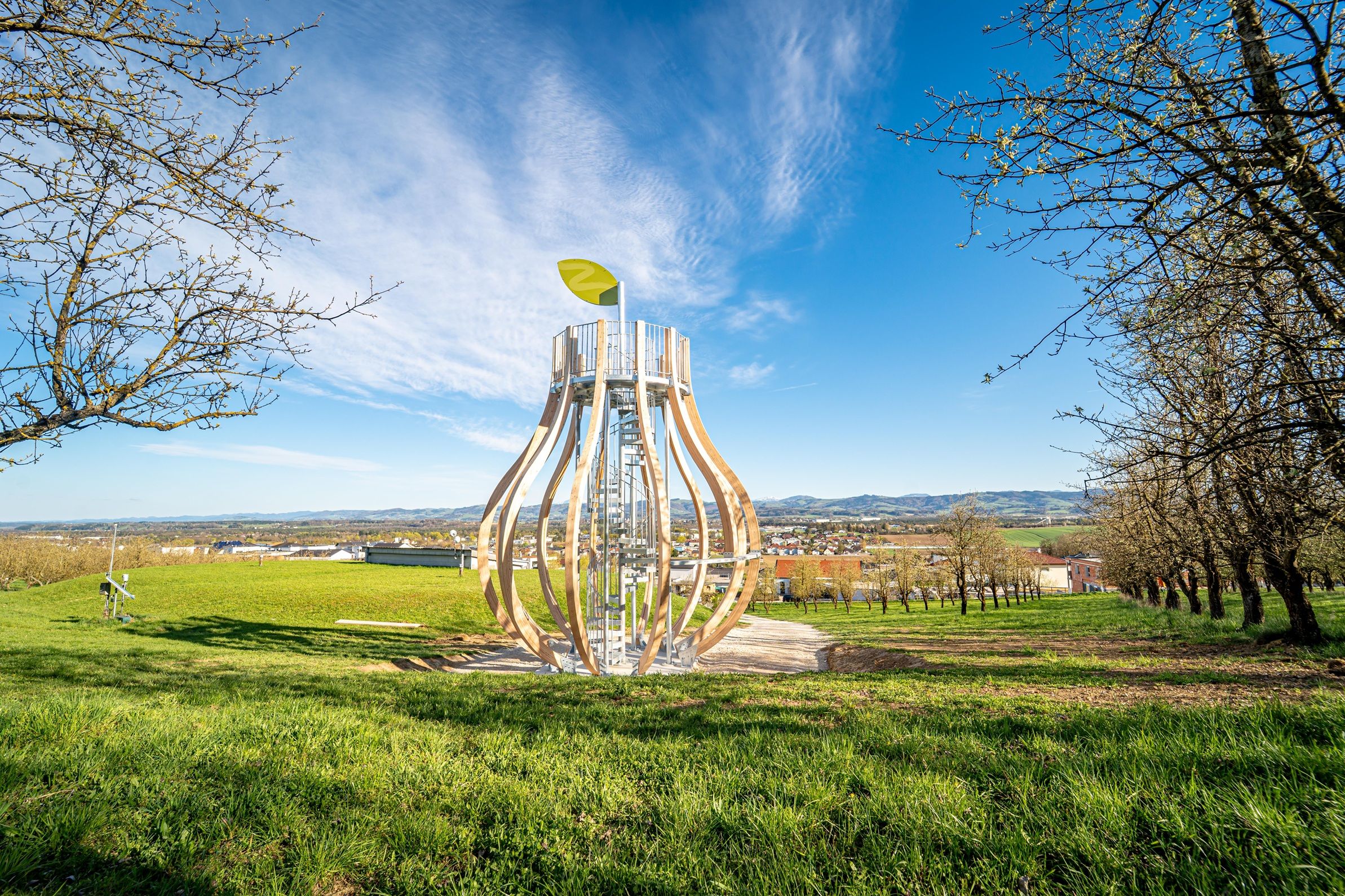 Birnenförmige Aussichtsplattform am Birnenweg in Öhling