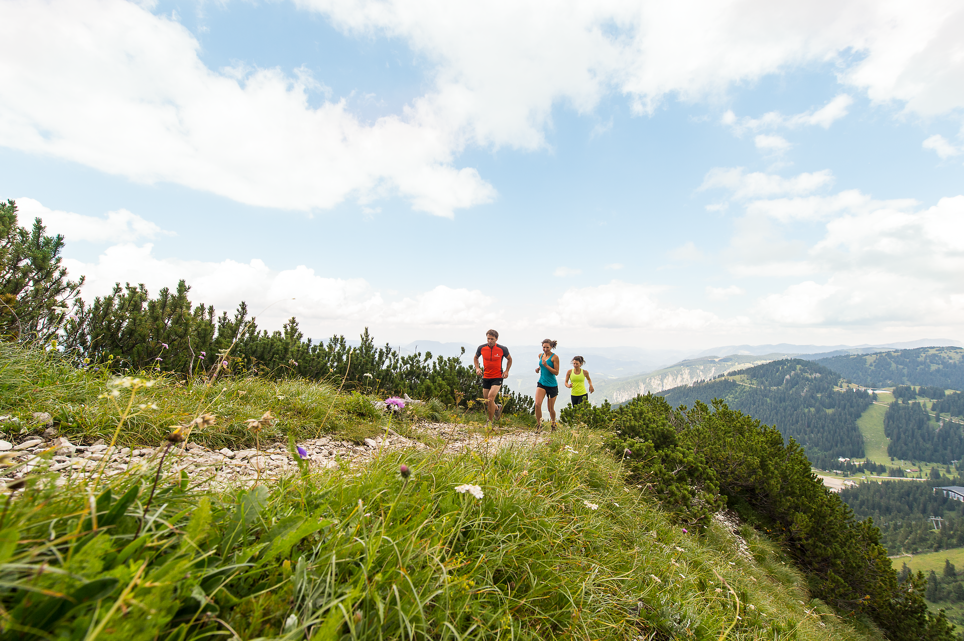 Die frische Bergluft und die atemberaubende Aussicht laden zu einem unvergesslichen Trailrunning-Abenteuer ein. Umgeben von saftigem Grün und blühenden Wildblumen genießen die Sportler die Freiheit der Natur. Hier, wo die Berge den Himmel berühren, wird jeder Schritt zu einem Erlebnis.