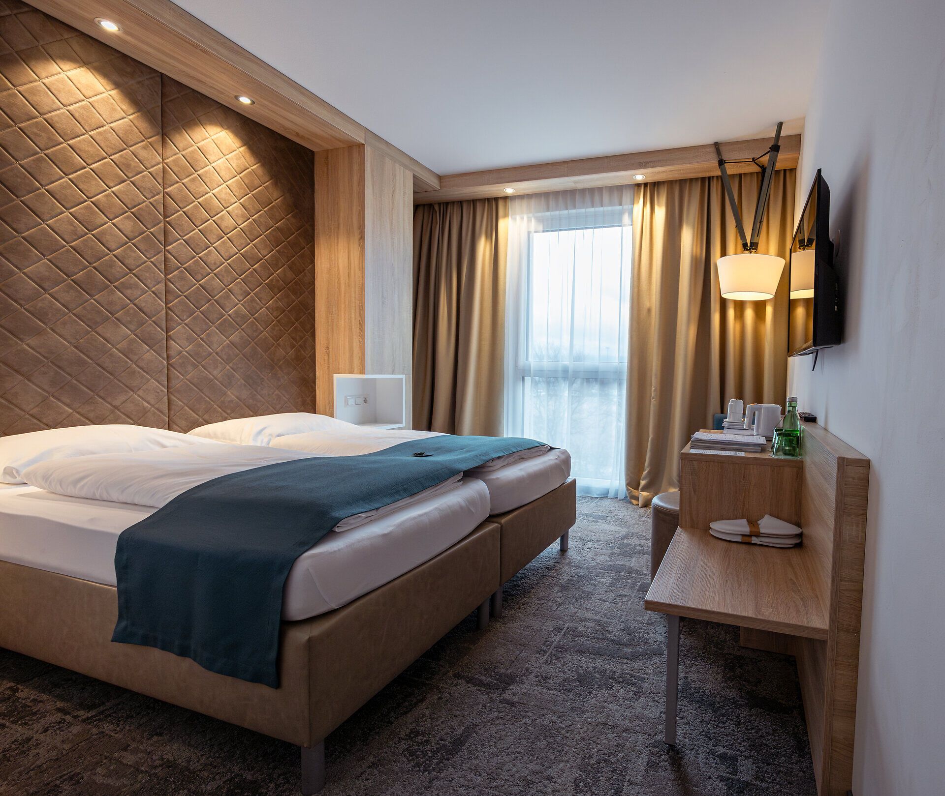 In einem stilvoll eingerichteten Zimmer erwartet Sie eine harmonische Atmosphäre, die zum Entspannen einlädt. Die sanften Farben und das moderne Design schaffen einen perfekten Rückzugsort nach einem erlebnisreichen Tag in der Umgebung. Genießen Sie die Ruhe und den Komfort, während Sie die Schönheit des Mostviertels erkunden.