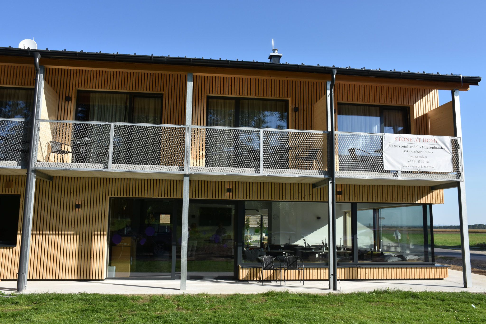 Gästehaus mit Holzfassade von vorne.