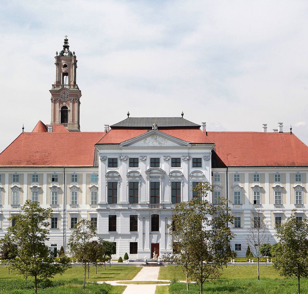 Das beeindruckende Stift Herzogenburg strahlt majestätische Ruhe aus und lädt Besucher ein, die harmonische Verbindung von Geschichte und Natur zu erleben. Umgeben von gepflegten Gärten und sanften Hügeln, bietet dieser Ort eine perfekte Kulisse für entspannte Spaziergänge und kulturelle Entdeckungen.