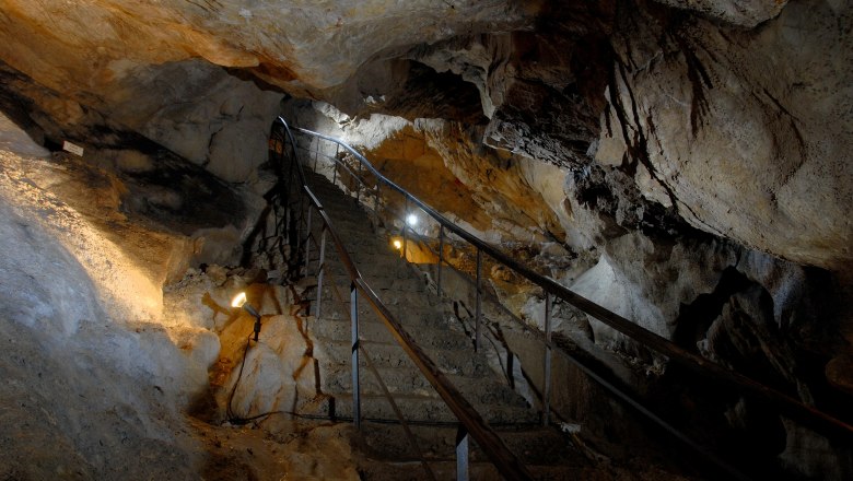 Innenansicht der Nixhöhle in Frankenfels mit beleuchteter Treppe.