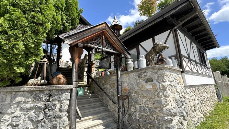 Zugang zu dem Ferienhaus, das aus Steinen erbaut wurde.