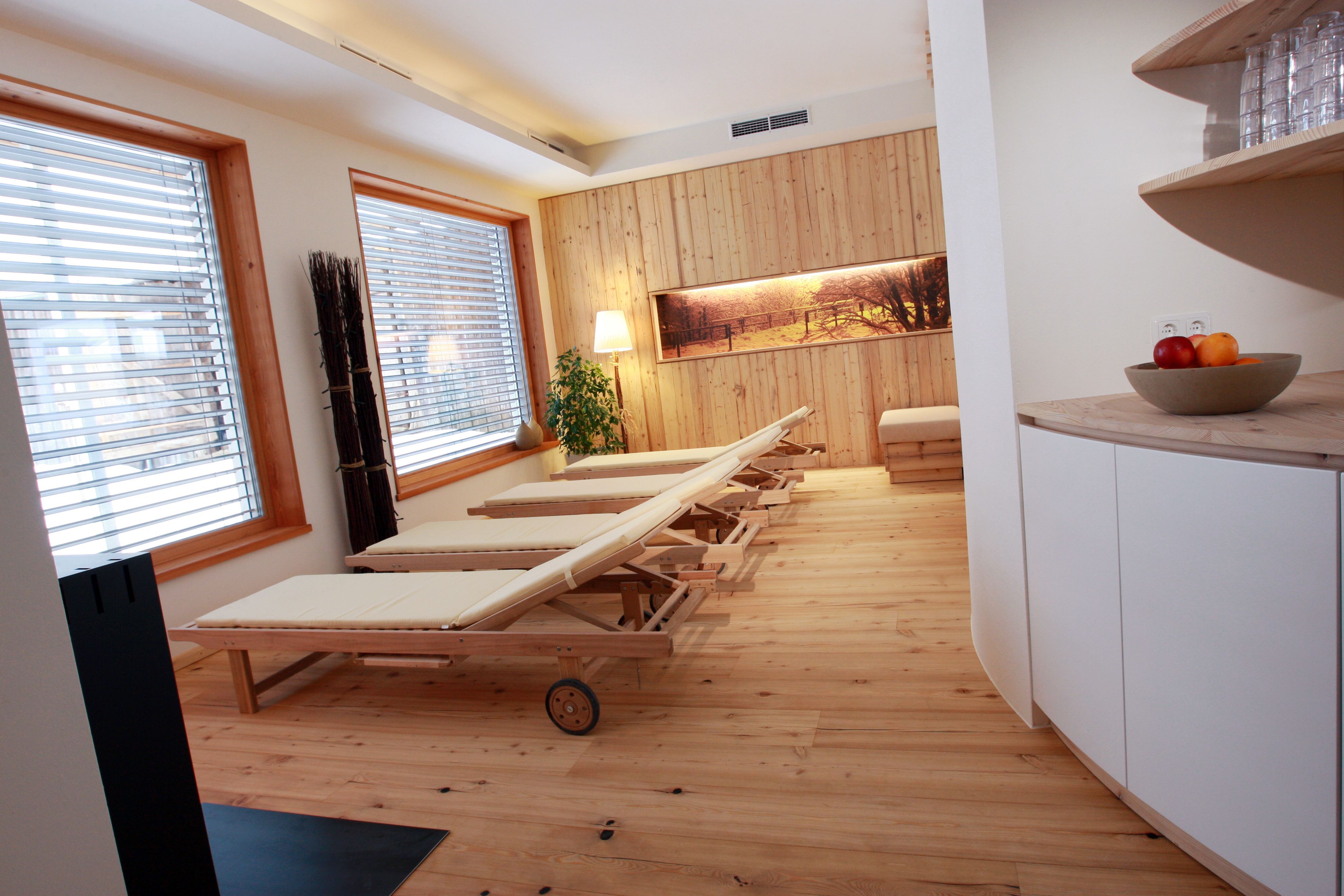 Ruhebereich mit Liegen und Holzverkleidung im Hotel Fahrnberger.