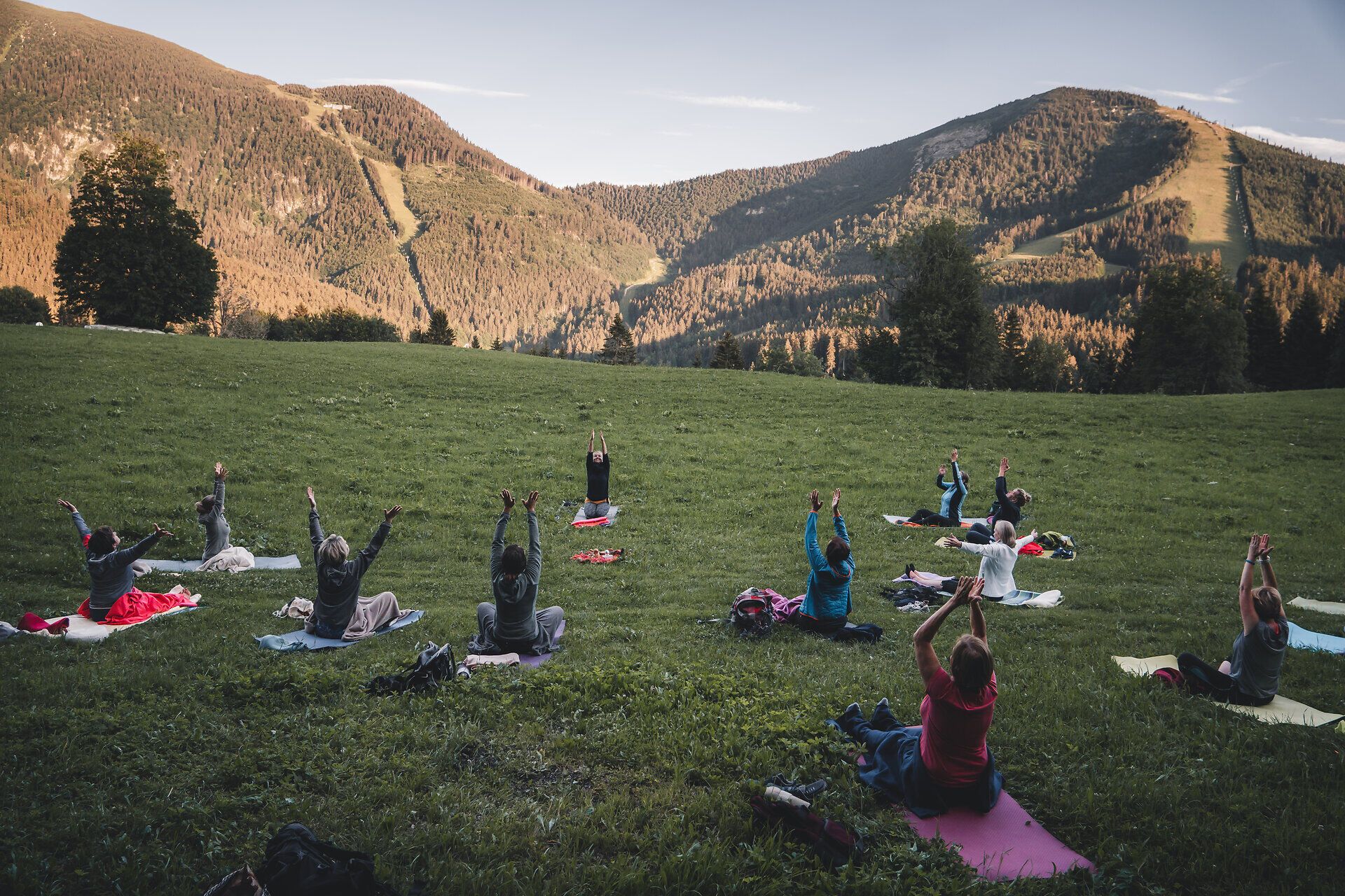 Inmitten der majestätischen Berge praktizieren die Teilnehmer Yoga und genießen die frische, klare Luft. Die sanften Bewegungen und die atemberaubende Kulisse schaffen eine harmonische Verbindung zur Natur. Hier, wo die Stille der Berge auf die innere Ruhe trifft, wird jeder Atemzug zu einem Erlebnis.