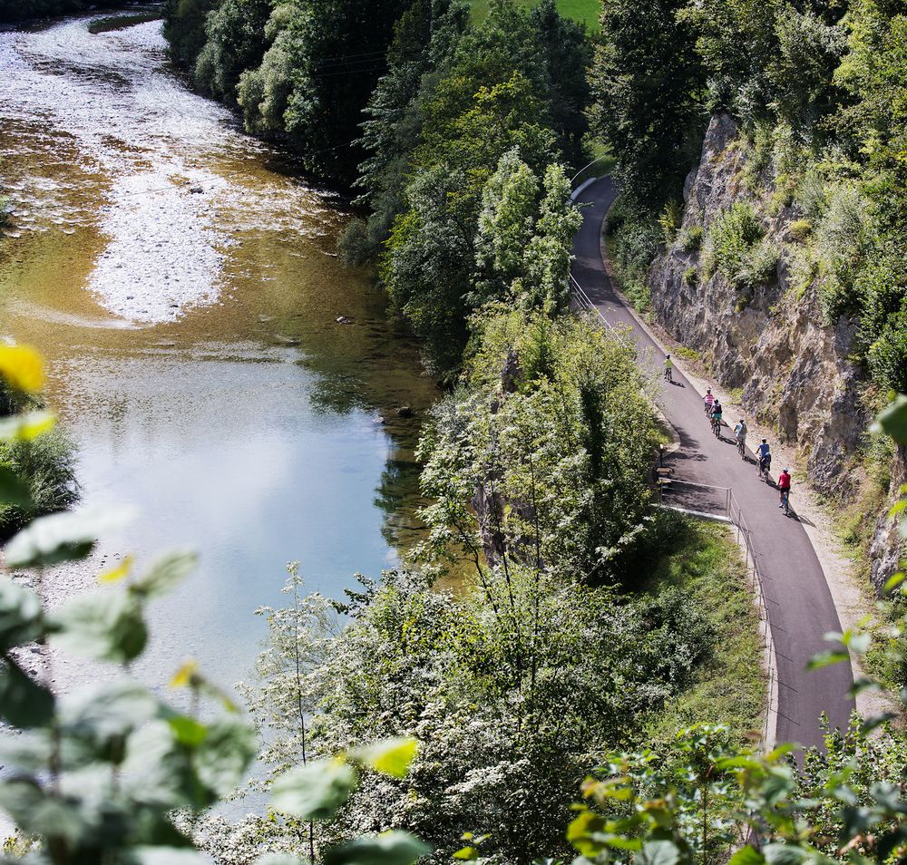 Entlang des Ybbstalradwegs schlängelt sich der Radweg malerisch am Ufer des glitzernden Flusses Kogelsbach. Umgeben von üppigem Grün und sanften Hügeln, lädt die idyllische Landschaft dazu ein, die frische Luft und die Ruhe der Natur zu genießen. Hier erleben Radfahrer die perfekte Kombination aus sportlicher Betätigung und atemberaubenden Ausblicken.