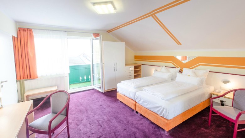 Sample room with balcony, &copy; Hotel Residenz H&ouml;ssinger