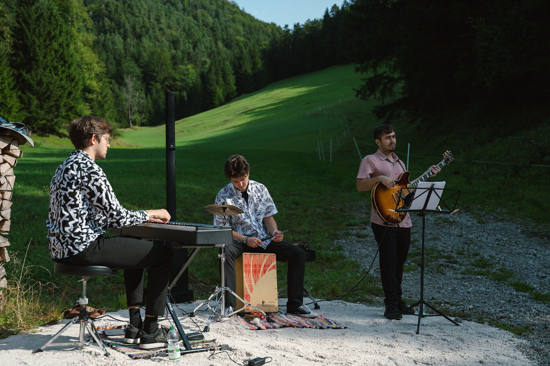Begrüßung und Auftakt von FOEN3 bei den Gipfelklängen.
Das Ensemble eröffnet den Konzerttag mit mehrstimmigem Gesang und instrumentalen Klängen inmitten der Natur.