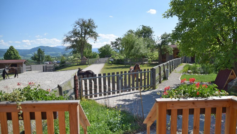 Gem&uuml;tlicher Wohnwagon am Esperanzahof, &copy; Mag.a Martina Kotzina, Esperanza- Zentrum f&uuml;r tierunterst&uuml;tzte P&auml;dagogik