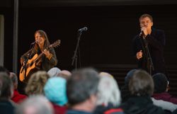 Das Duo Wiener Blond mit Verena Doublier und Sebastian Radon begeistert das Publikum mit humorvollen Texten und schwungvollen Melodien vor der Bergkulisse der Ybbstaler Alpen.