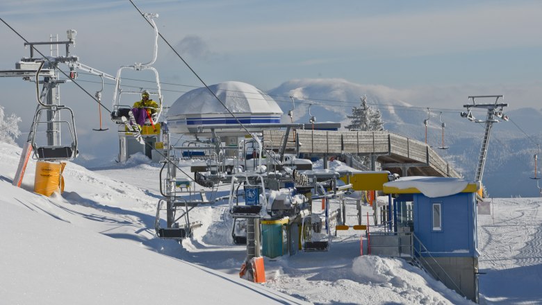 Skilift auf der Gemeindealpe im Winter mit schneebedeckter Landschaft.