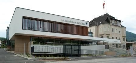 Modernes Gebäude des Landesklinikums mit Glasfassade und älterem Anbau.