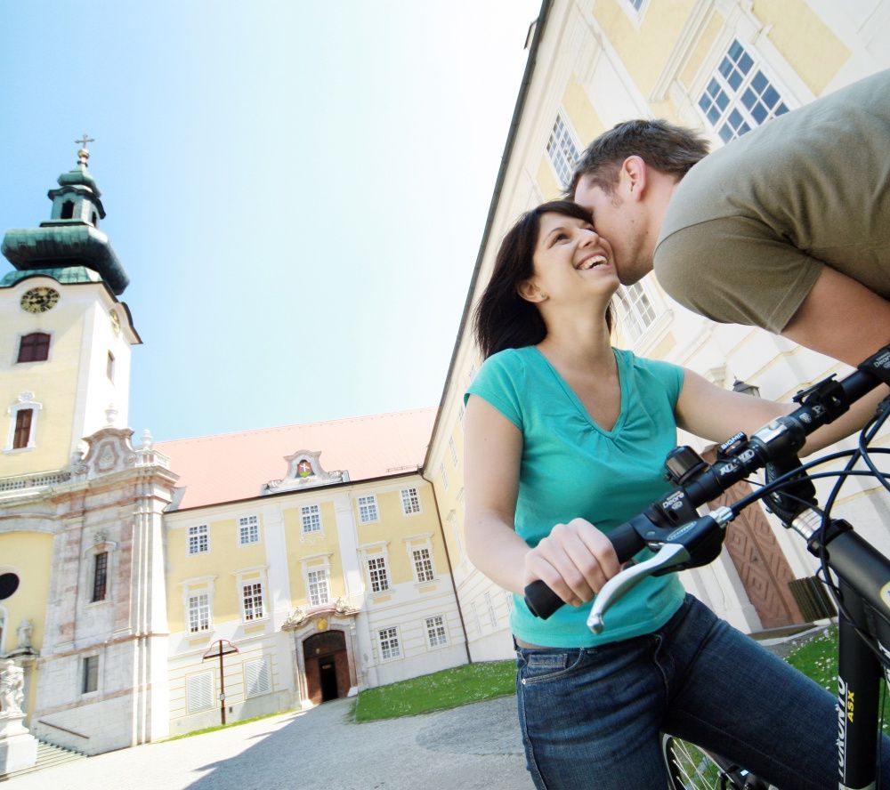 Radler beim historischen Stift Seitenstetten